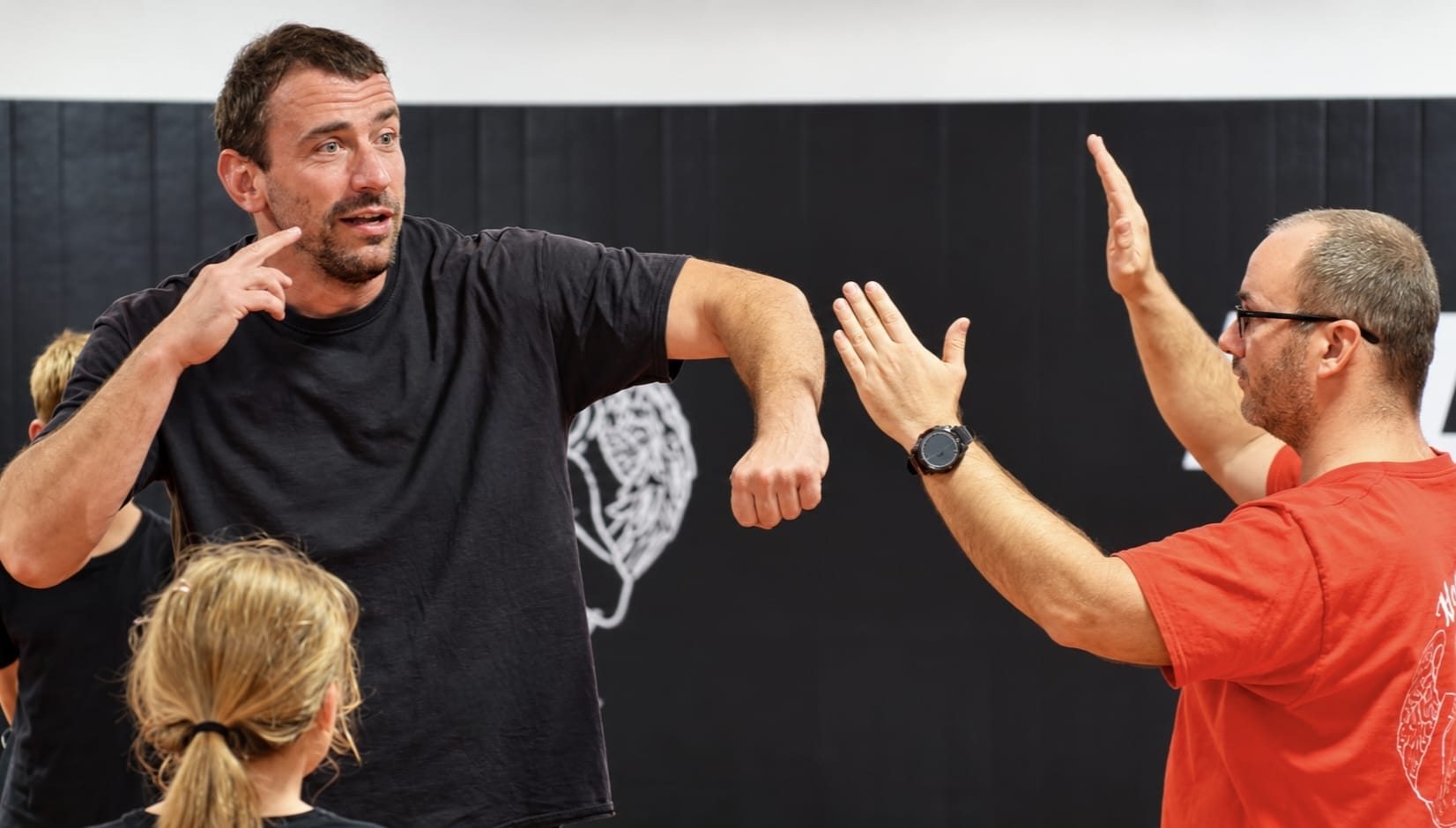 Hellwings Fit&Fight – Trainer erklärt eine Technik im Kurs