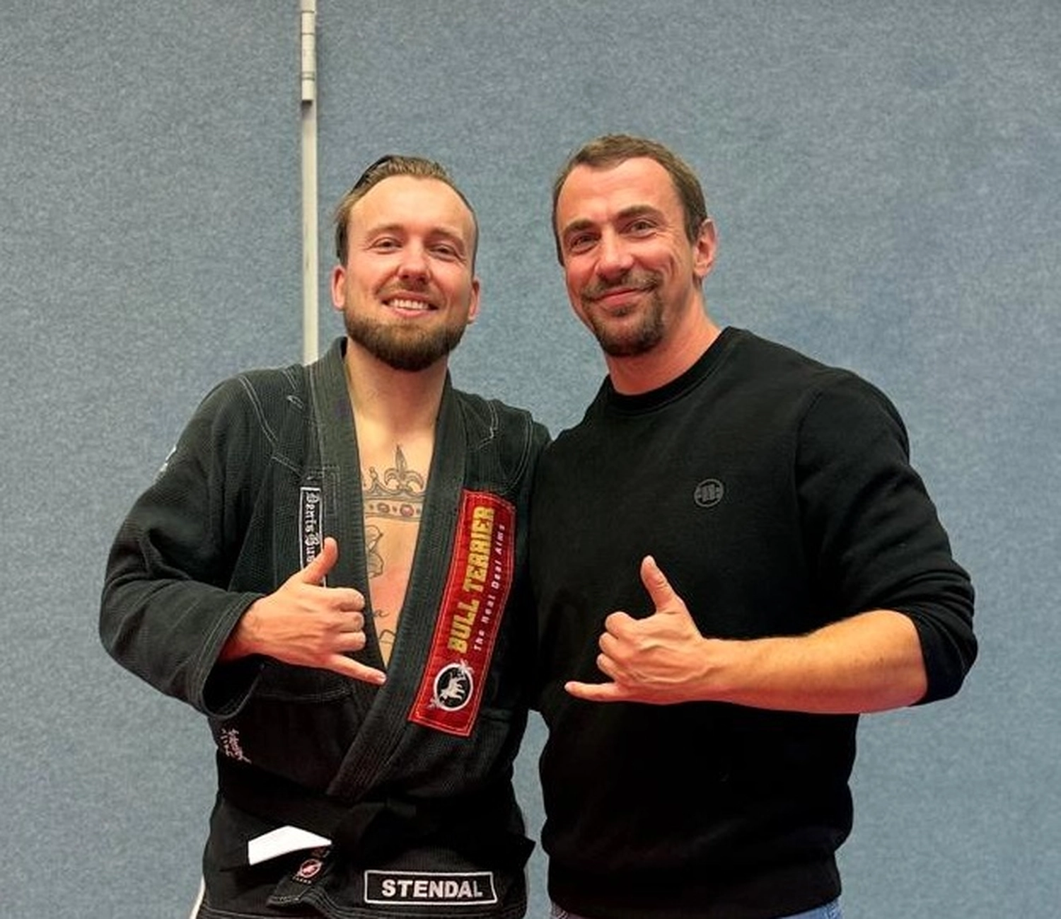 Hellwings Fit&Fight – Fitnessstudio und Sporttraining – Zwei Männer posieren für ein Foto