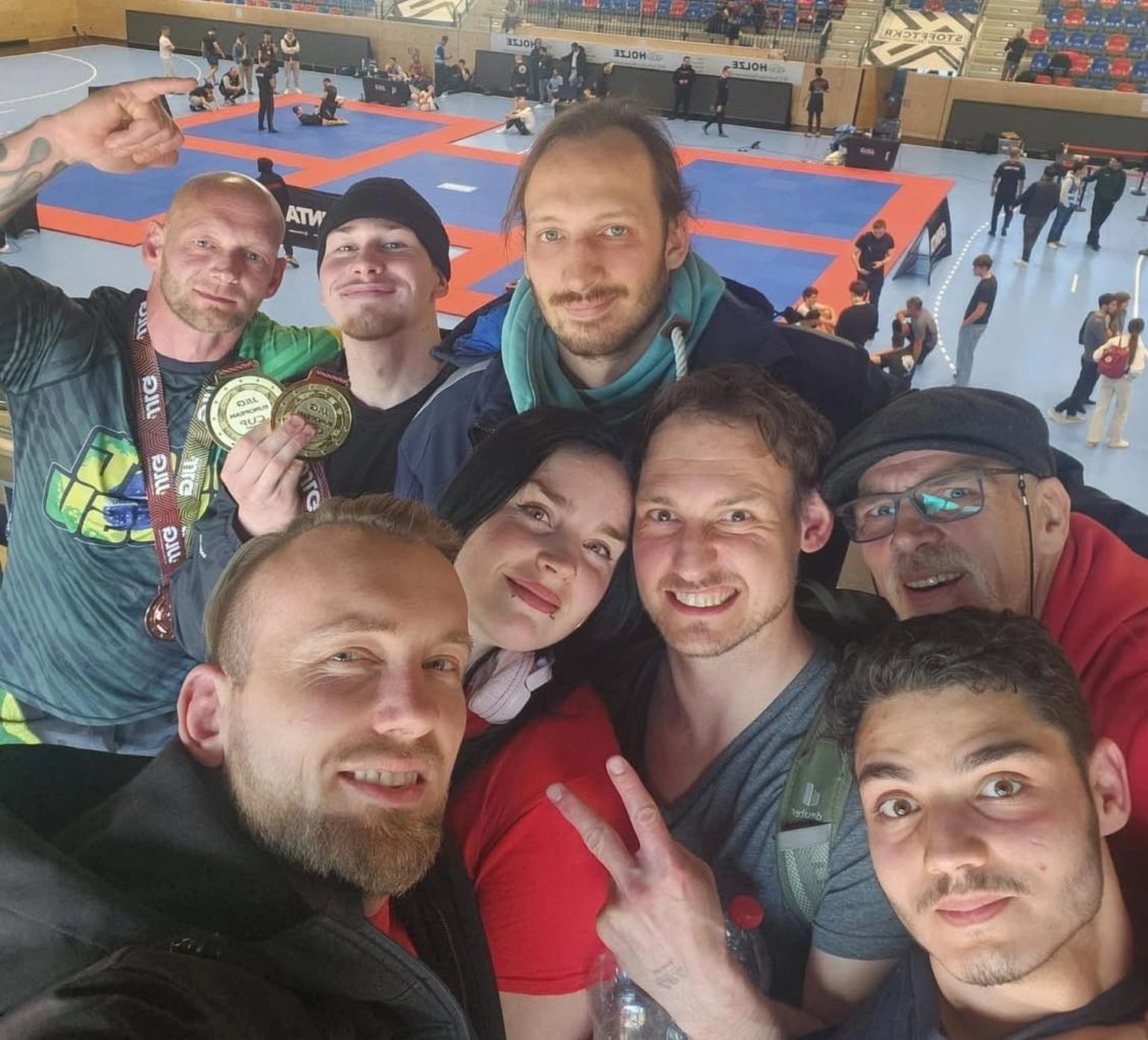 Hellwings Fit&Fight – Fitnessstudio und Sporttraining – Menschen machen Selfies mit Gewinnern und Medaillen