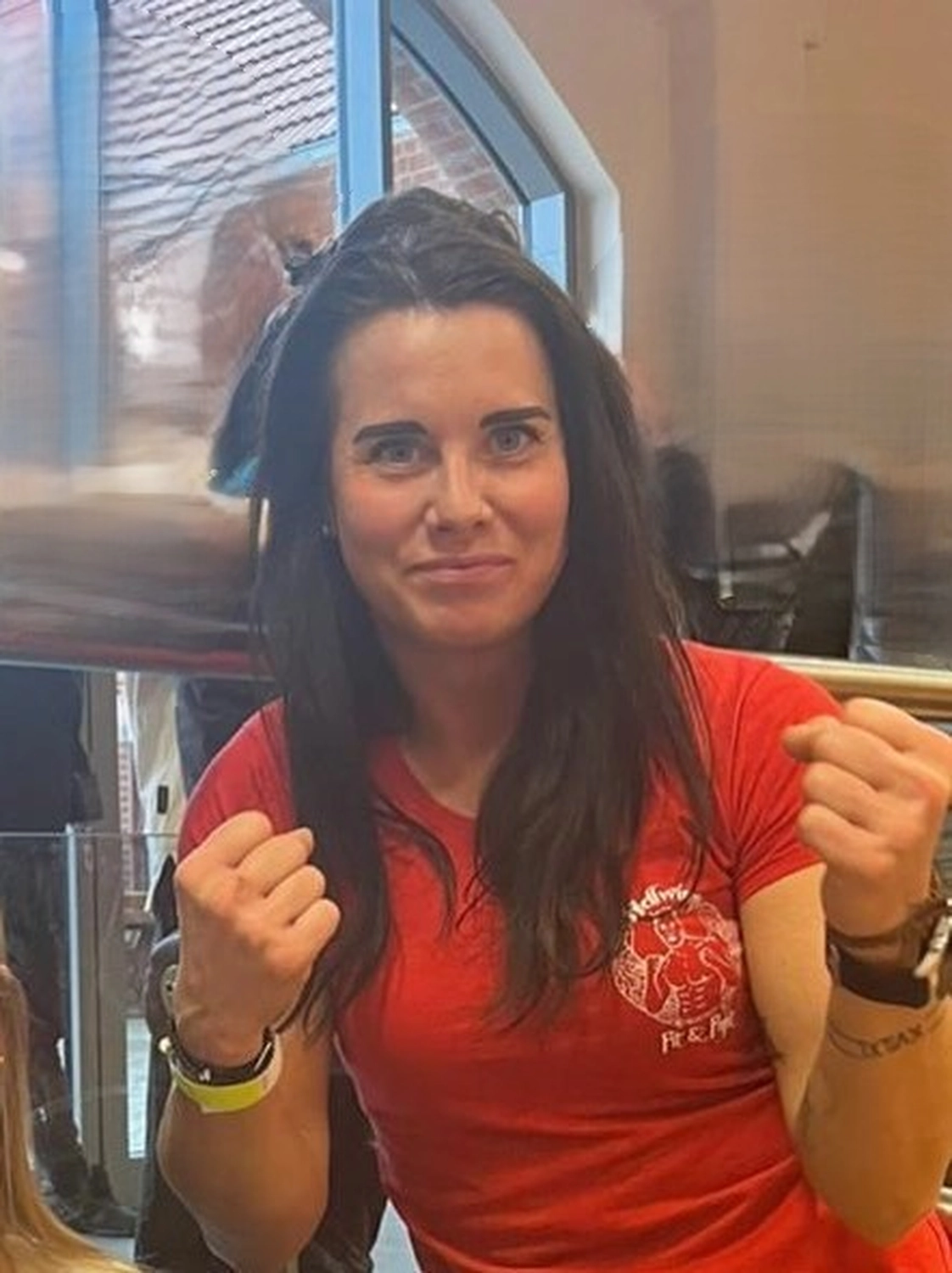 Hellwings Fit&Fight – Fitnessstudio und Sporttraining – Eine Frau posiert für ein Foto