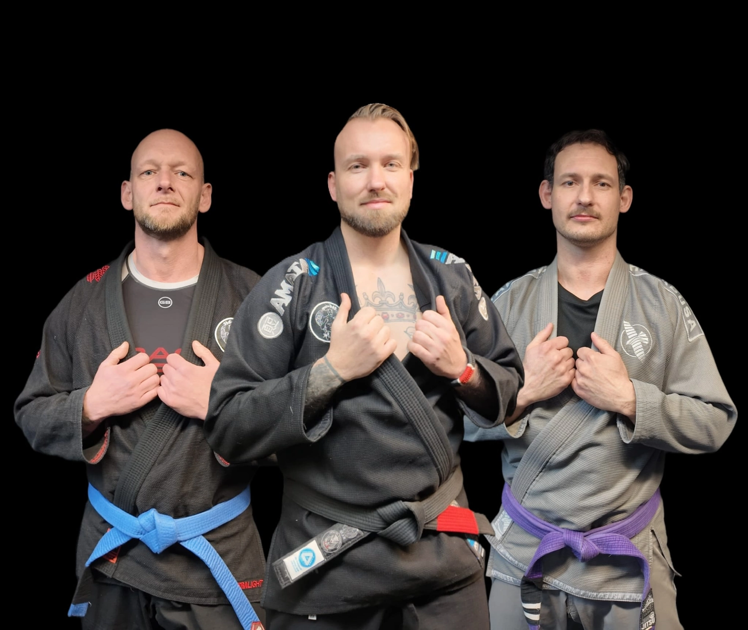 Hellwings Fit&Fight – Fitnessstudio und Sporttraining – Drei Männer im Trainingsanzug